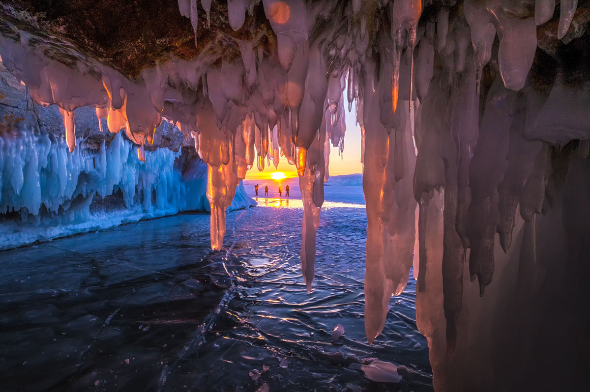  Coucher de soleil vu de l'intérieur d'une grotte de glace sur l'île d'Olkhon au lac Baikal