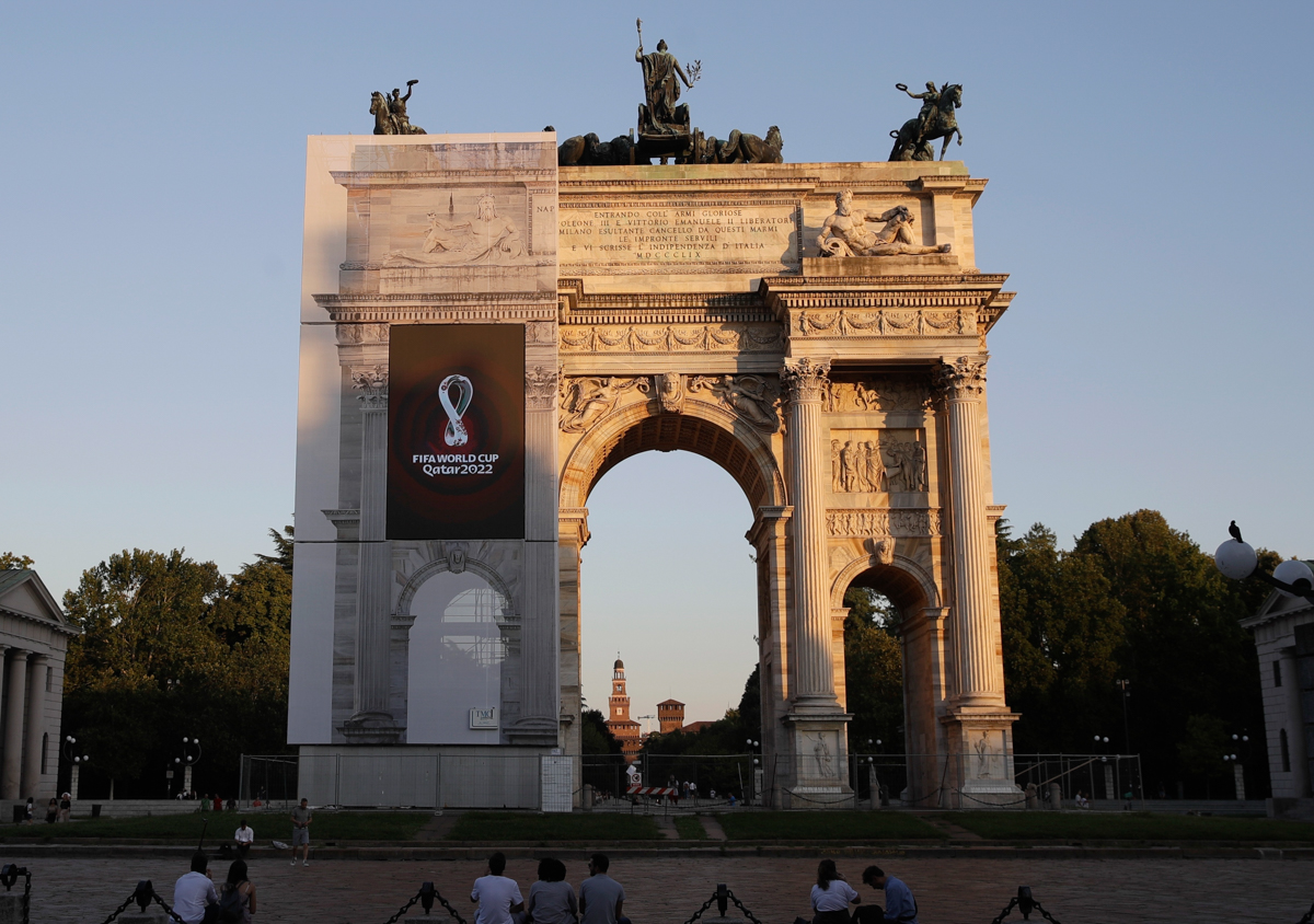  Le logo de la Coupe du monde Qatar 2022 est affiché à l'Arc de la Paix ou à l'Arco della Pace à Milan, en Italie.