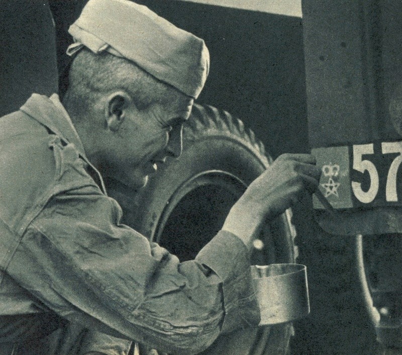 Un soldat peignant les armoiries des FAR sur un véhicule en 1956 © DR