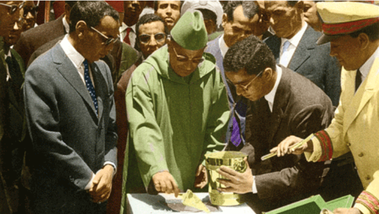 Le roi Mohammed V accompagné du prince héritier Moulay El Hassan lors de la pose de la première pierre de la raffinerie de Mohammedia le 25 juin 1960