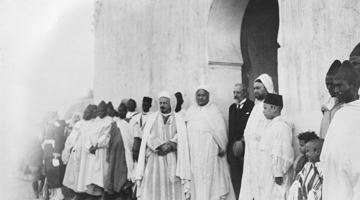 Devant la porte du Palais de Marrakech, de droite à gauche, le défunt sultan Moulay Youssef, le résident général Théodore Steeg, le grand chambellan Ababou et Kaddour Ben Ghabrit, ministre plénipotentiaire en 1926 lors d’un mariage princier © Agence Rol