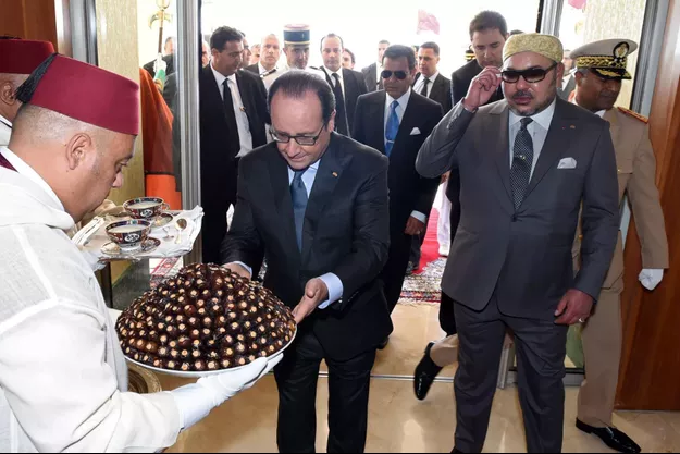 l’ex-président français François Hollande en visite au Maroc en septembre 2015 reçoit l'offrande traditionnelle, des dattes et du lait, au côté du roi Mohammed VI © Reuters